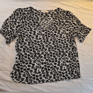 LOFT Black and White floral Women's Top Size L Short Sleeve V Neck